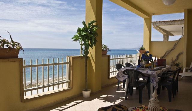 Beachfront apartment 6- 9 places. Amenities: free wi-fi, barbecue.