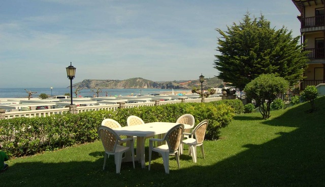 Beachfront apartment with garden in Comillas