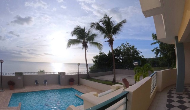 Beachfront Apartment in Joyuda With Pool and Basketball Court