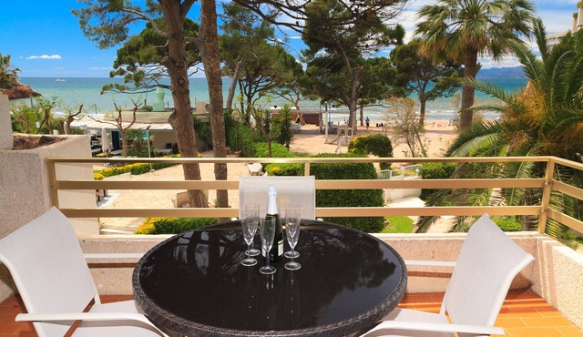 Beachfront Apartment with Pool & WiFi · UHC PLAYAMERO 153