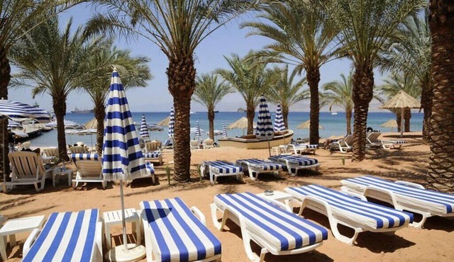 Beachfront Apartment with Fantastic Red Sea View, Close to Downtown