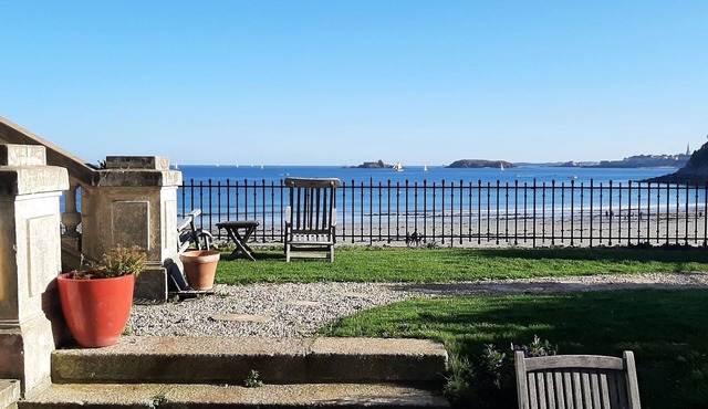 Beachfront - Appart. 4/5pers private garden + parking .center of Dinard
