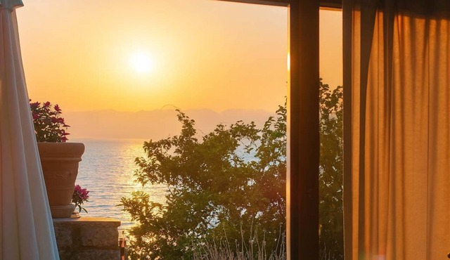 Beachfront Avia Nest - Aspa's Getaway