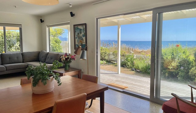 Beachfront Bach, moments to ocean, breathtaking views, family friendly, Wi-Fi