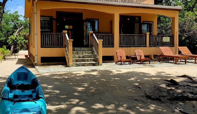 Beachfront Beachside Breeze Beach House, 2 Bed & 2 Bath, 360 View Roof Deck