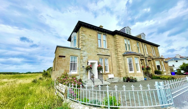 Beachfront Bliss - 4-Bed Seaside Villa Near Royal Troon Golf Minimum stay 2 days