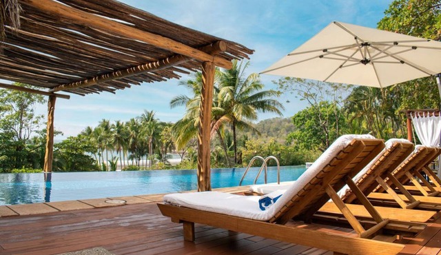 Beachfront Bliss! Private Beach and Spa Access. Daily Maid Service.