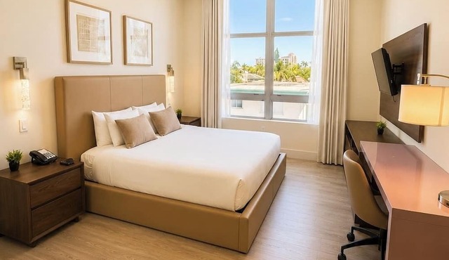 Beachfront Bliss: Studio with Super Rooftop Pool