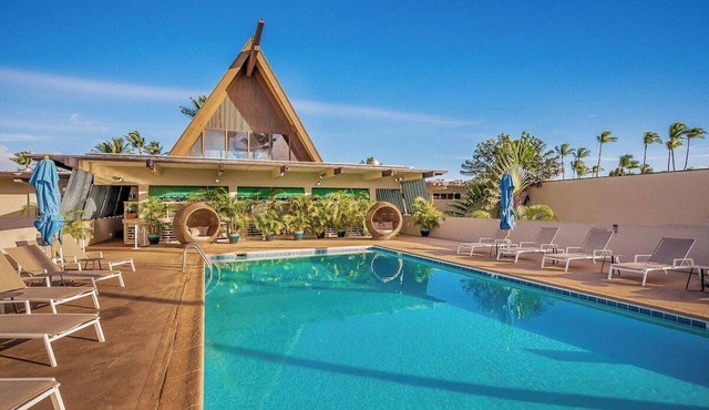 Beachfront Bliss: Two Spacious Rooms with Panoramic Ocean Views & Pool