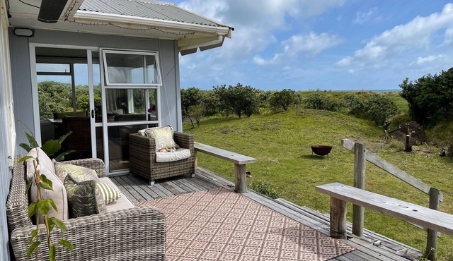 Beachfront Bliss with Private Access to North Piha – Cozy Family Home & Sleepout