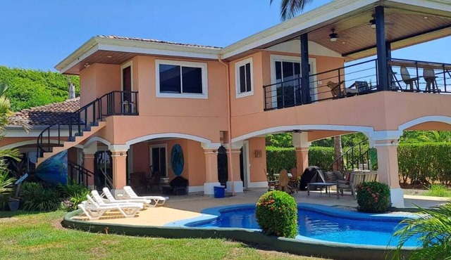 Beachfront Casa Barracuda 3BR Luxury, pool w 1/3 acre, Playa Hermosa de Jaco!