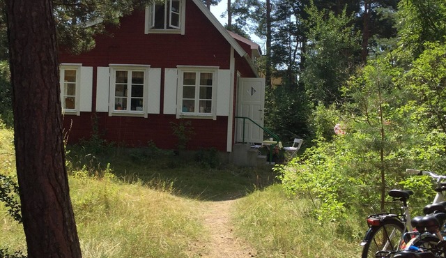 Beachfront classic summer cottage for the family in Ahus. Ideal for families with children