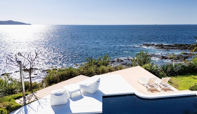 Beachfront Cliff Villa 300° Ocean Views Pool, Jacuzzi & Guest House