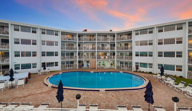 Beachfront Comfort: Ground-Floor Unit with Stunning Views, Heated Pool & BBQ Grill!