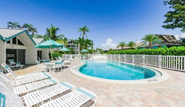 Beachfront Complex! Heated Pool~Pool View! Updated