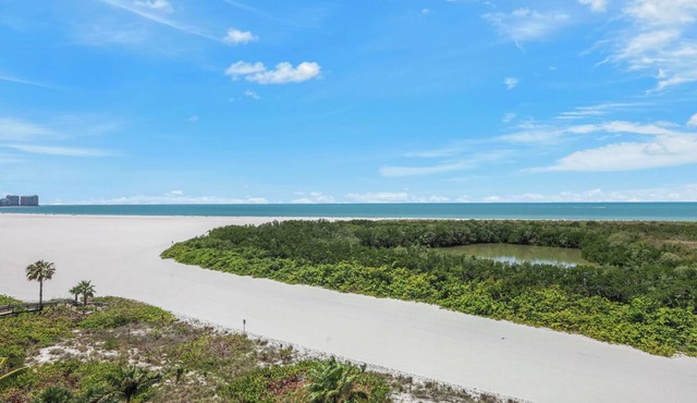 Beachfront condo w/pool & dazzling ocean view