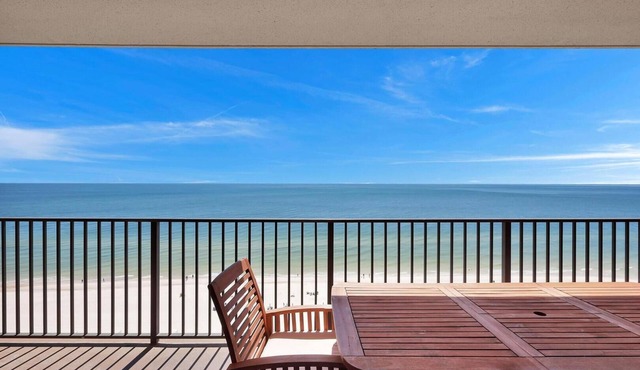 Beachfront Condo w/View & Pool, Sleeps 8