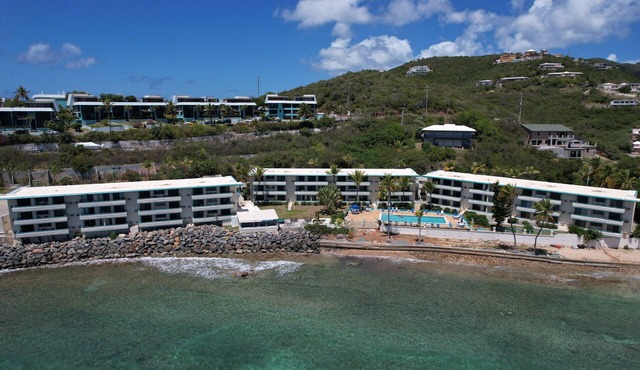 Beachfront Condominium + bar/restaurant on-site: LeBlu