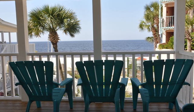 BEACHFRONT COTTAGE ENTIRE UPPER FLOOR, LOW RISE BUILDING, 2BD2BA, SLEEPS UP TO 6