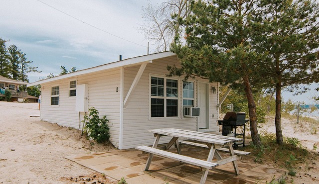 BEACHFRONT COTTAGE IN WASAGA BEACH - SANDPIPER BEACH RESORT - COTTAGE # 1