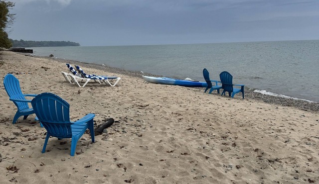 Beachfront cottage in Lexington with AC, shared Hot Tub & Pool on Lake Huron