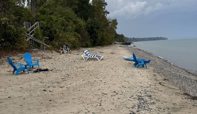 Beachfront cottage in Lexington with AC, shared Hot Tub & Pool on Lake Huron