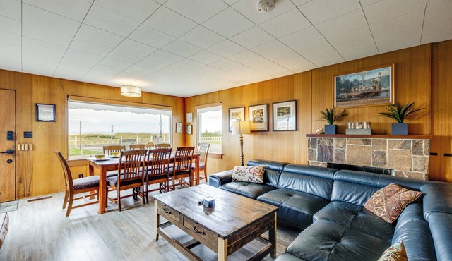 Beachfront Cottage on Seaside Promenade w/Hot Tub