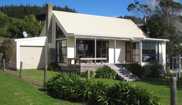 Beachfront Cottage - Opito Bay Holiday Cottage