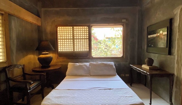 Beachfront Cottage Room #2 - Shared Bathroom