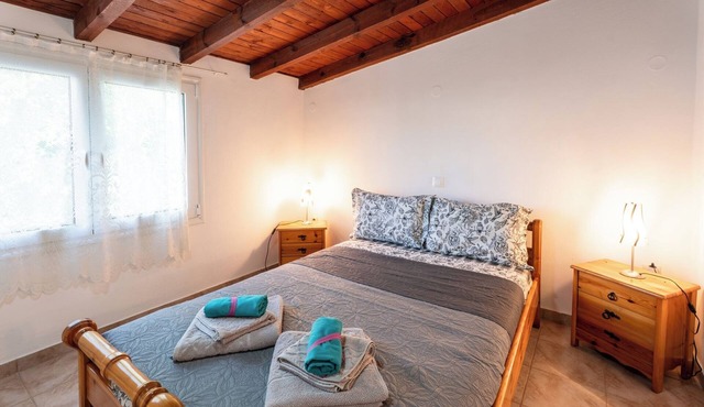 Beachfront Cottage with Spectacular Evian Gulf Views – 3 Minutes from Eretria