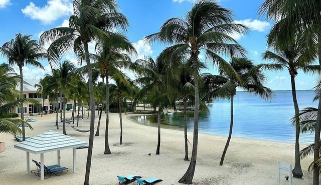Beachfront Crystal Kai 2BR - Pool, Kayaks & Beach