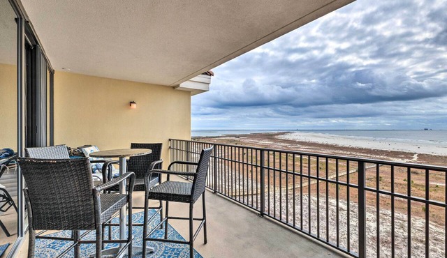 Beachfront Dauphin Island Condo: Pool Access!