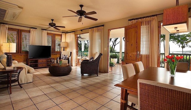 Beachfront Dream! Direct Beach Access, Onsite Pool, Spa, Playground and Parking!