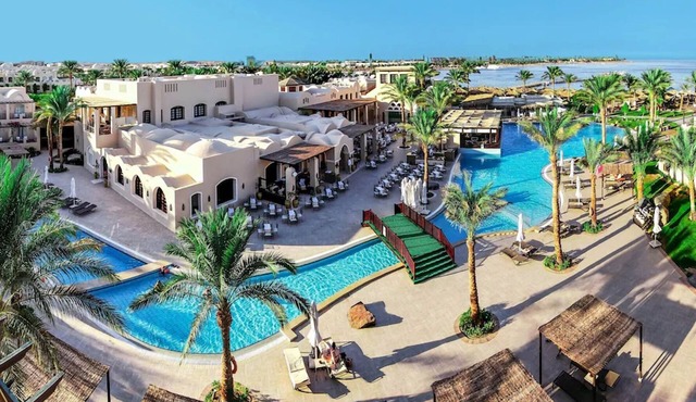 Beachfront Bliss with Balcony Views & Outdoor Pools | 3 Comfortable Rooms