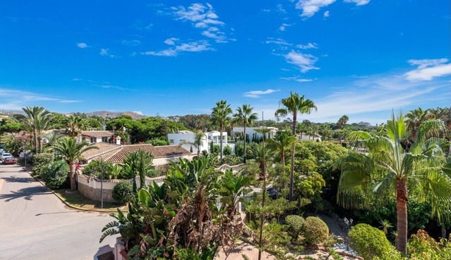 Beachfront Escape 3 Bed House - Stunning Sea Views