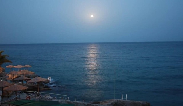 Beachfront Executive Suite - Argo Seaside Stays