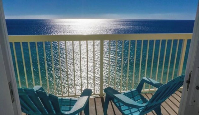 Beachfront! Free Beach Chairs! Over 297 Five Star Reviews!