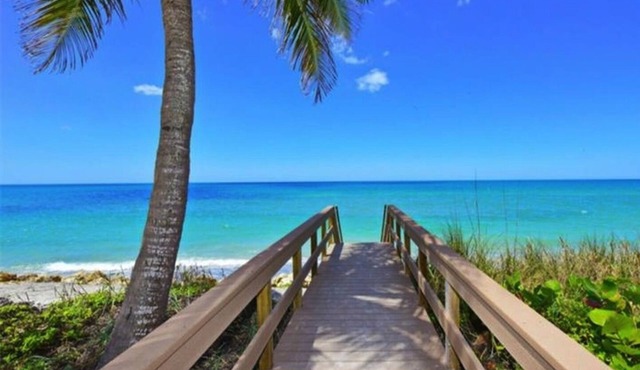 Beachfront Ground Level Suite - Newly Remodeled - Wifi, HDTV
