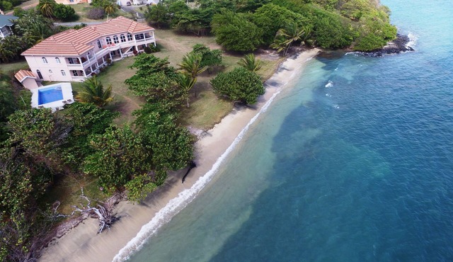 Beachfront Haven - Stunning Villa in Spectacular Setting