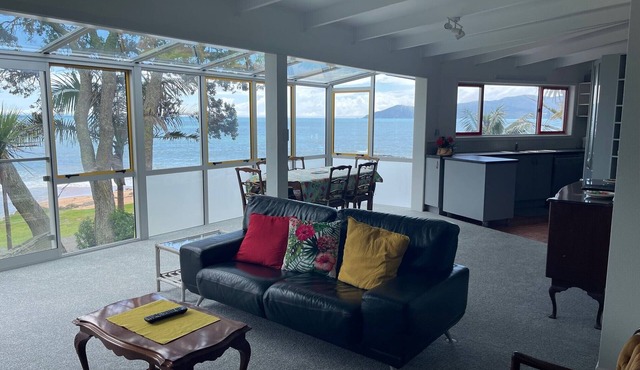 Beachfront Holiday for you! 2 bedroom sleeps up to 5 Pet Friendly Nautilus House