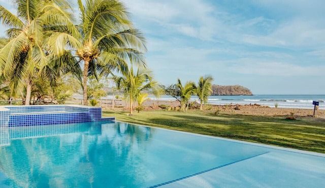 Beachfront home + private pool, Playa Venao, Sleeps 10+