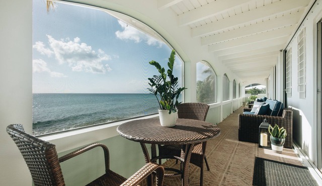 Beachfront Home with Screened-In Porch - Near Downtown - Auto On Generator