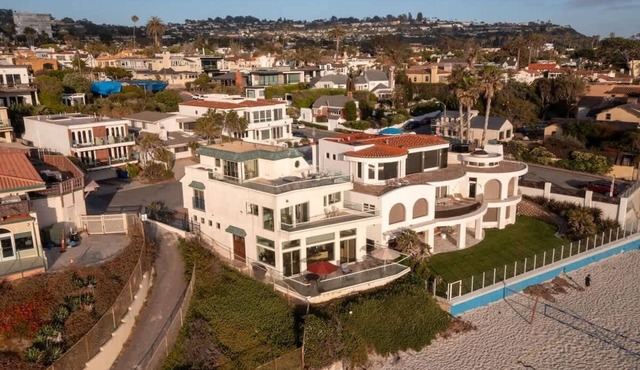 Beachfront Home with 3 Large Decks, Walk to shops