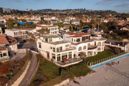 Beachfront Home with 3 Large Decks, Walk to shops