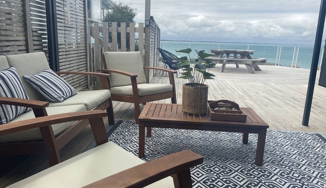 Beachfront House - Best deck in Riverton
