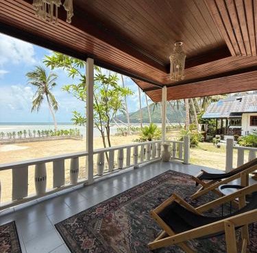 Beachfront house in Chaloklum