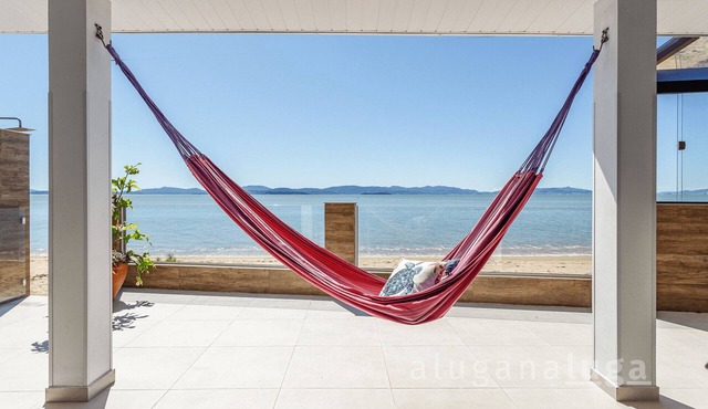 Beachfront House SC – Complete Space
