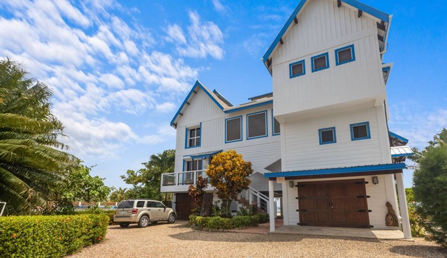 Beachfront house w/private pool, kayaks, strong WiFi, partial AC & ocean views