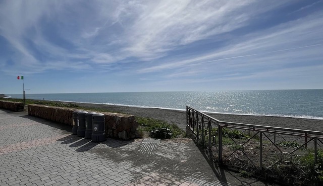 Beachfront house with garden.20 minutes by train from the center of Rome.
