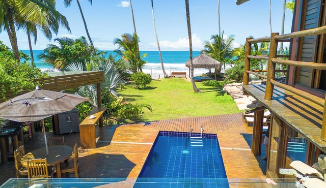 Beachfront house with 5 suites with air conditioning, swimming pool and gourmet area.